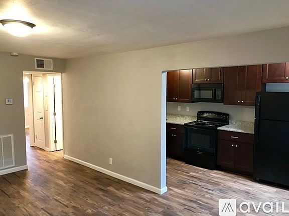 2nd image of 830 W 26th St #1