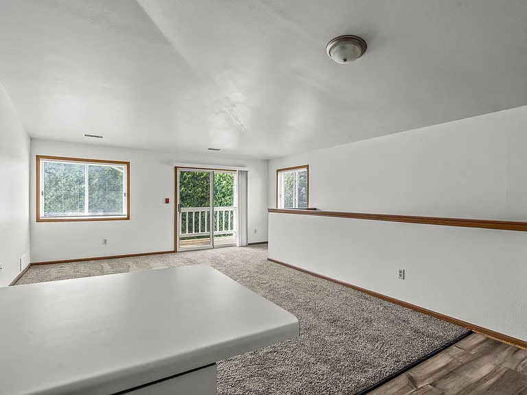 303 Meadowview Ct — Photo 6