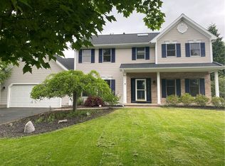 4 Waterbury Ln, Rochester, NY 14625