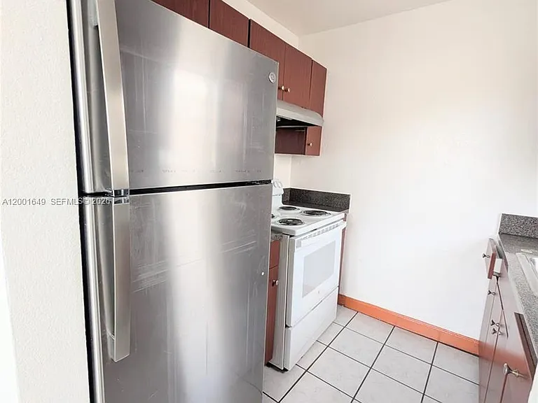 1551 NE 8th St #8 — Photo 3