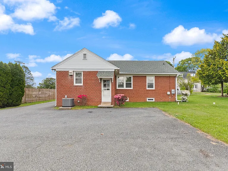 16 Homestead St — Photo 4