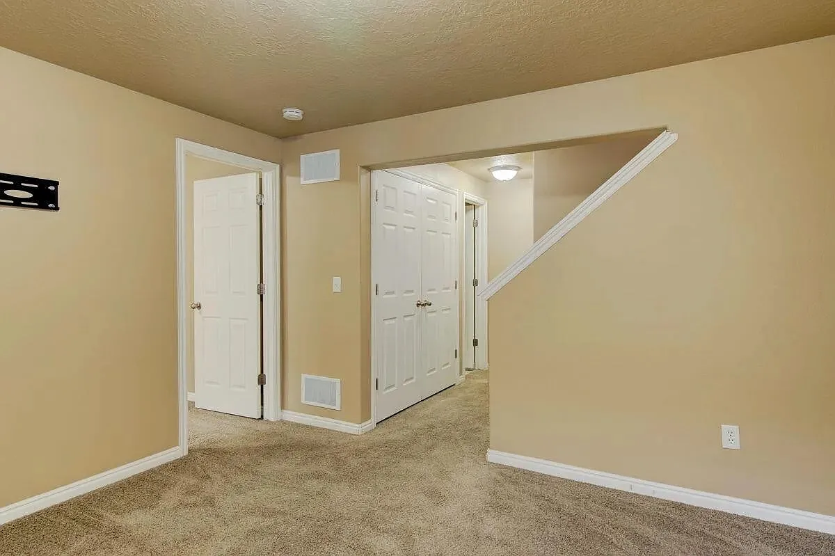 Building Photo - 173 E Fiddlers Canyon Rd #11