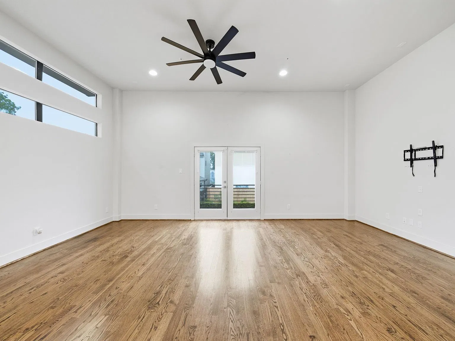 3 bed, 5.0 bath, 2529 sqft, $3,600 — Photo 2