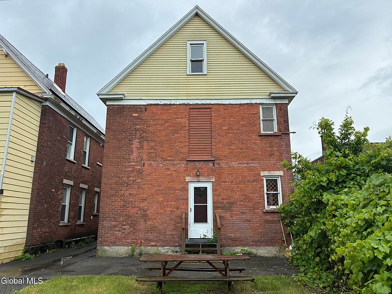 4th image of 987 Main Avenue