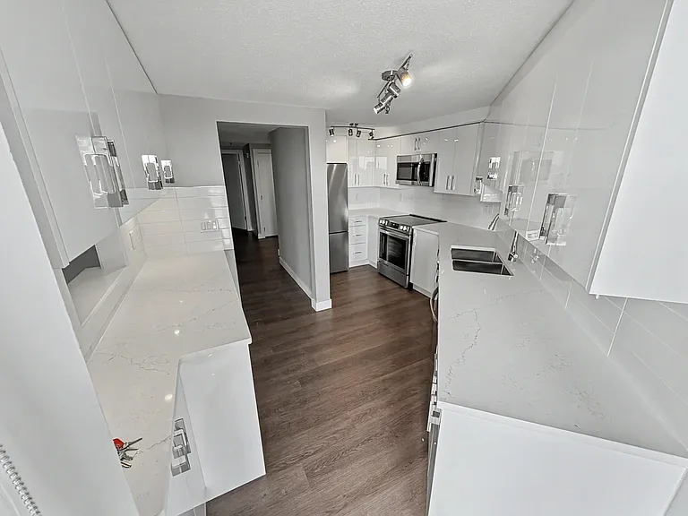 5733 Cambie St — Photo 29