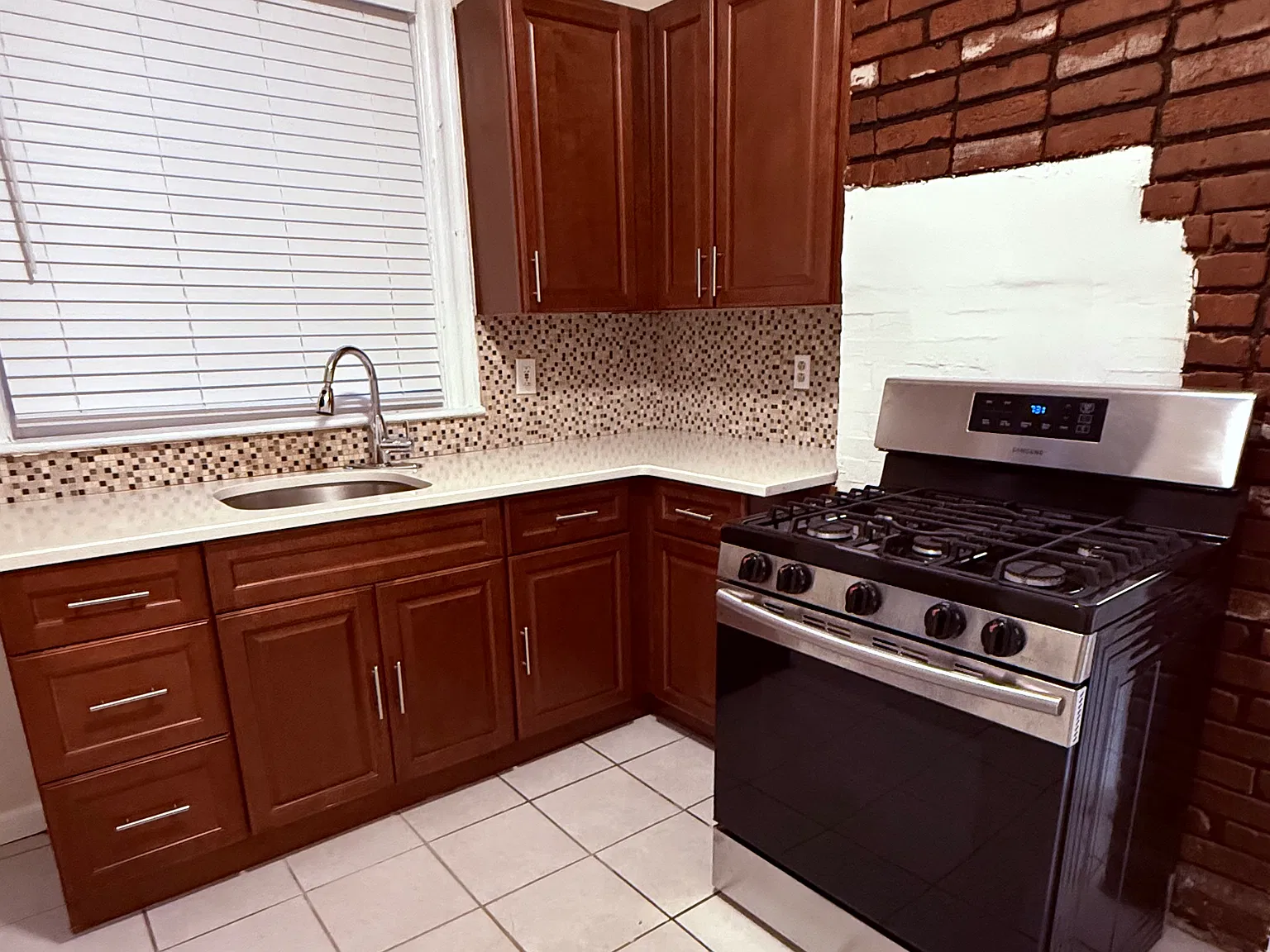 3 bed, 1000 sqft, $2,100 — Photo 3