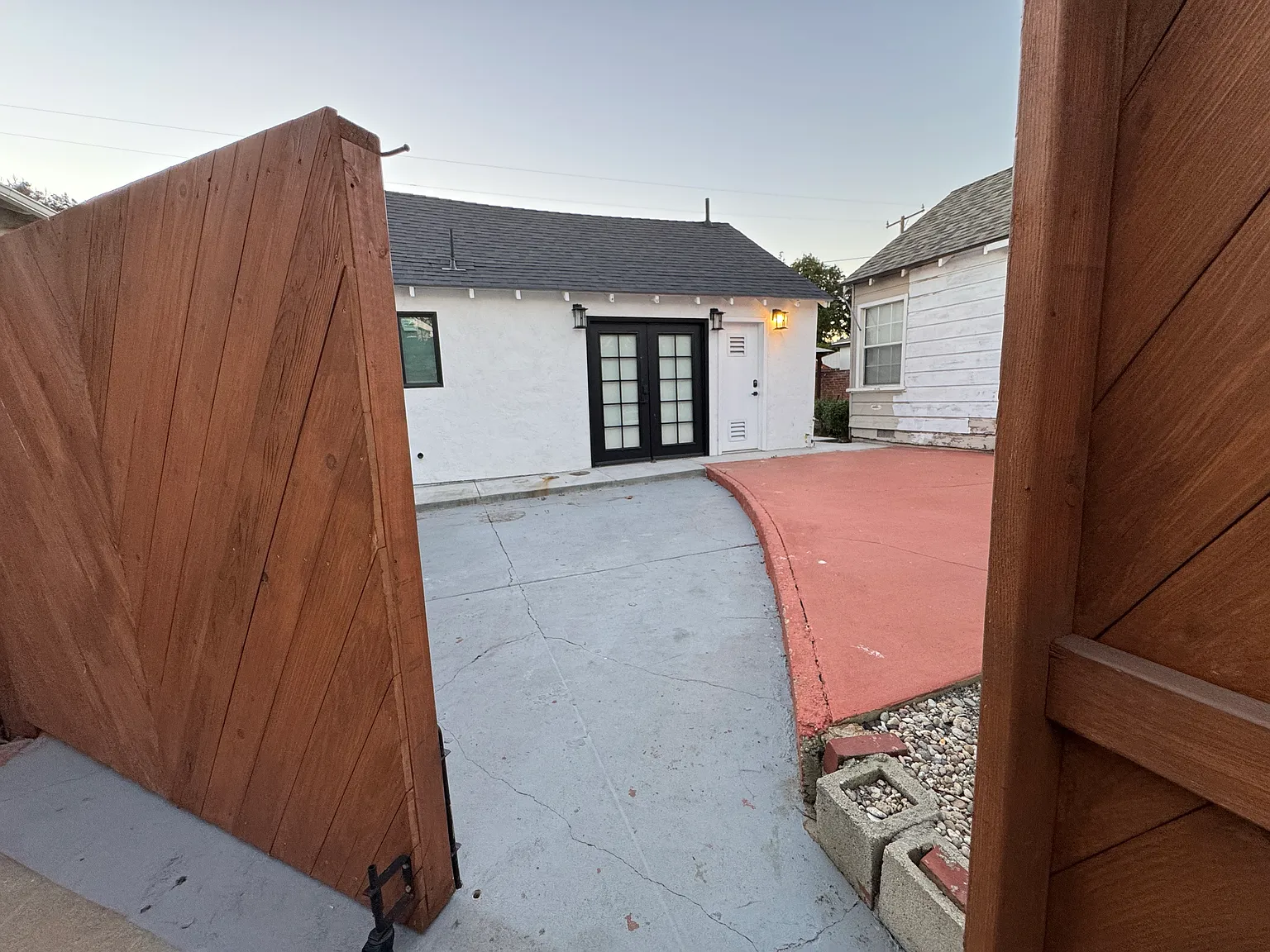 2861 Cedar Ave — Photo 4