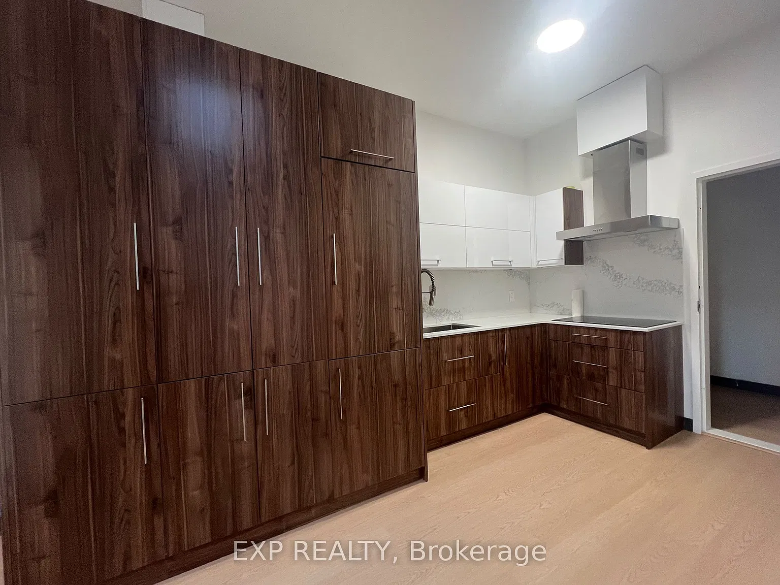 268 Ottawa St N — Photo 2