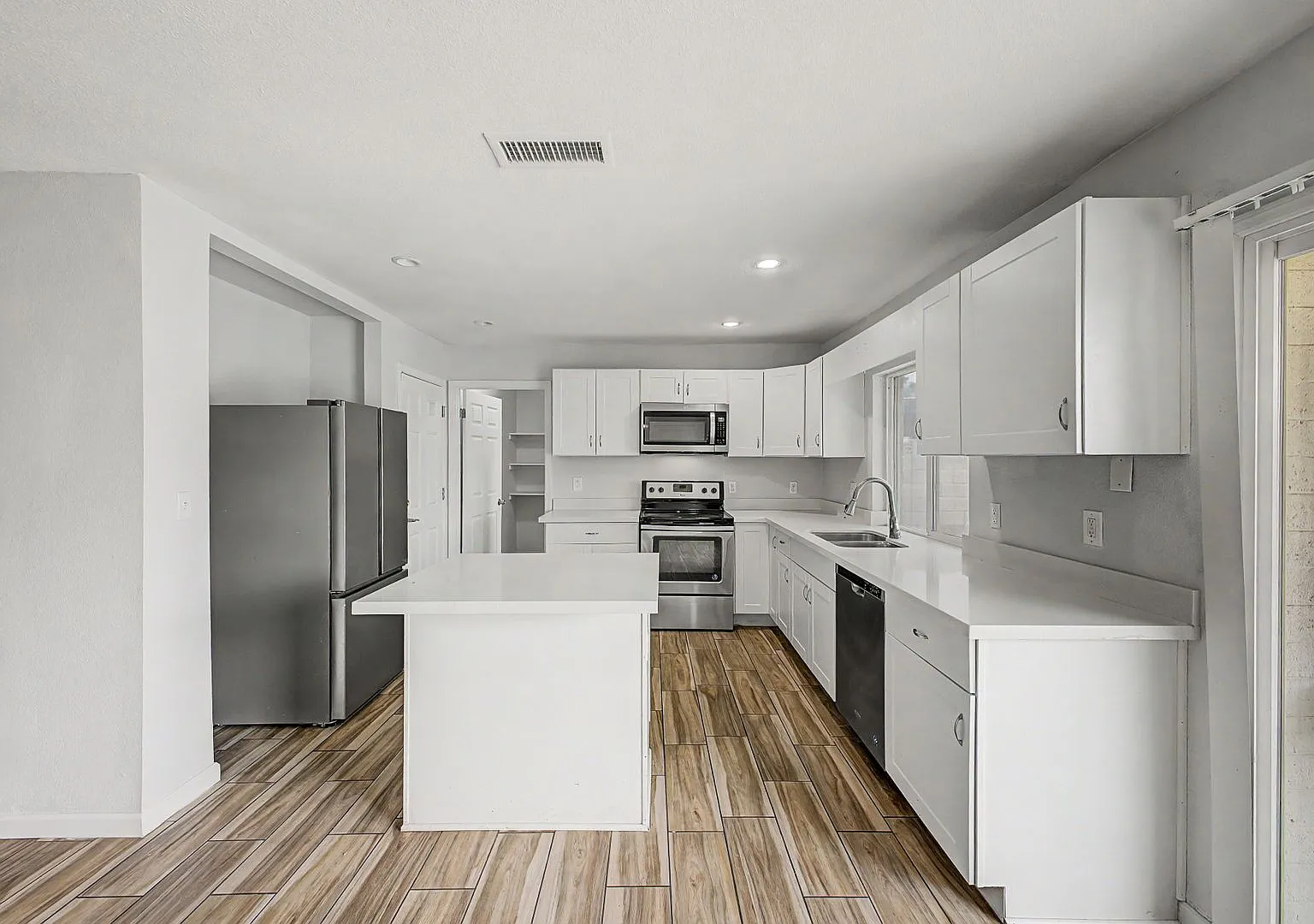 Move in ready 3BR/2BA Glendale Home with 2 car garage & backyard mini golf — Photo 4
