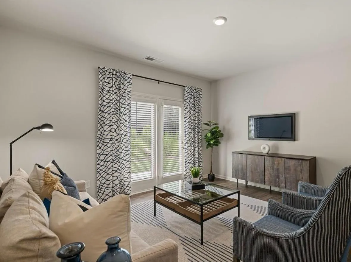 5 bed, 2361 sqft, $2,550 — Photo 2