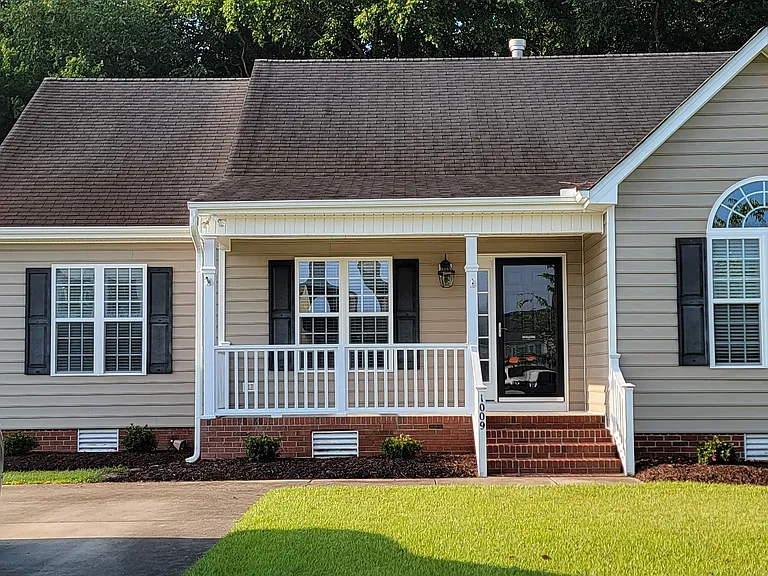 1009 Sebring Dr — Photo 2