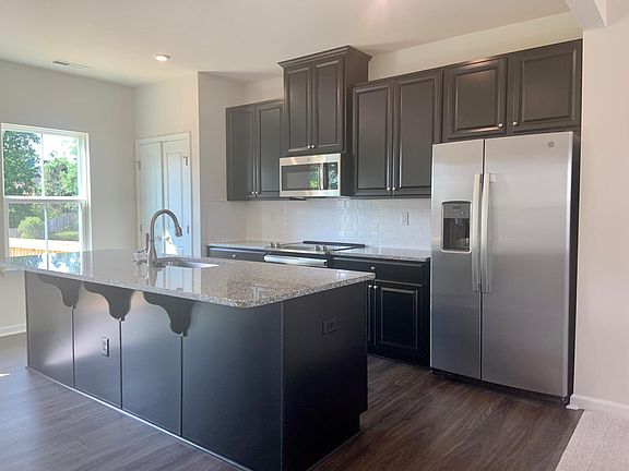 3rd image of 2547 Grantham Place Dr