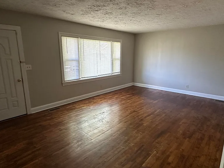 135 Willis Ave — Photo 6