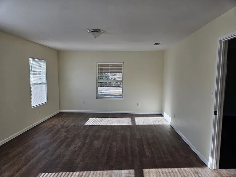 302 N Main St — Photo 12