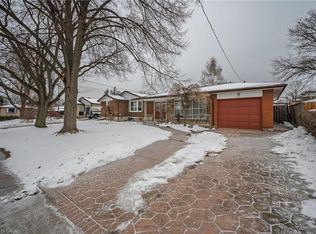 11 Crystal Ct, Hamilton, ON L8E 1M2