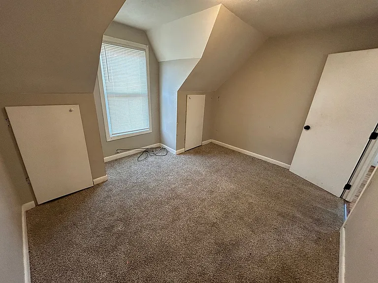 308 Bartlett St W — Photo 9