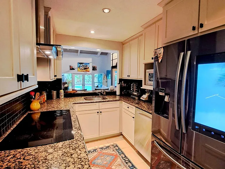 212 NE 16th Ter — Photo 14