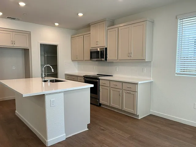 Modern 4BR Condo at Sendero at Folsom Ranch — Photo 4