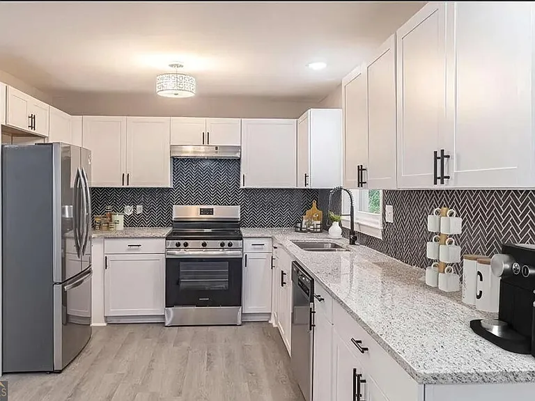 1523 Delia Dr — Photo 2