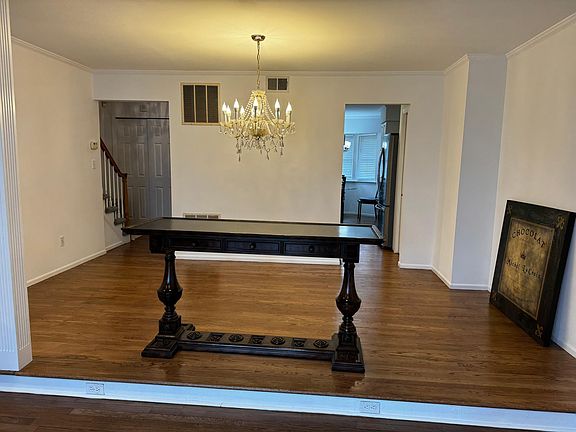 5th image of 119 Woodlake Dr W