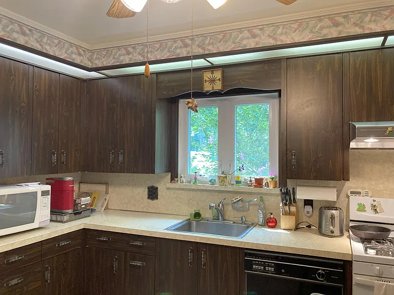 full large kitchen with all amenities