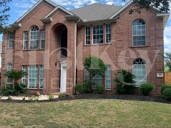 902 Rock Springs Dr, Richmond, TX 77469