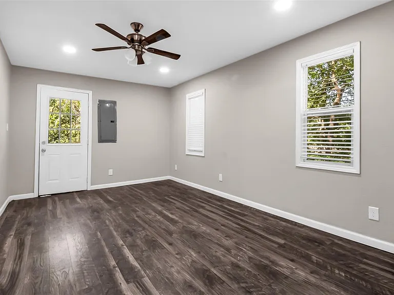 220 W Murray St — Photo 5