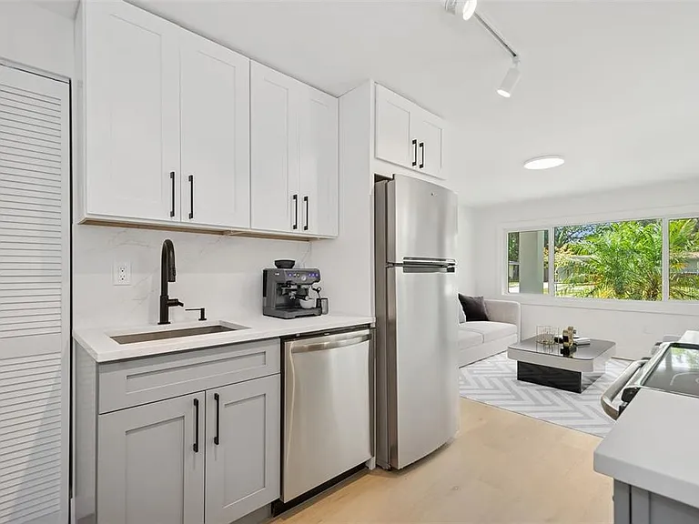 2655 Bay St #2 — Photo 3