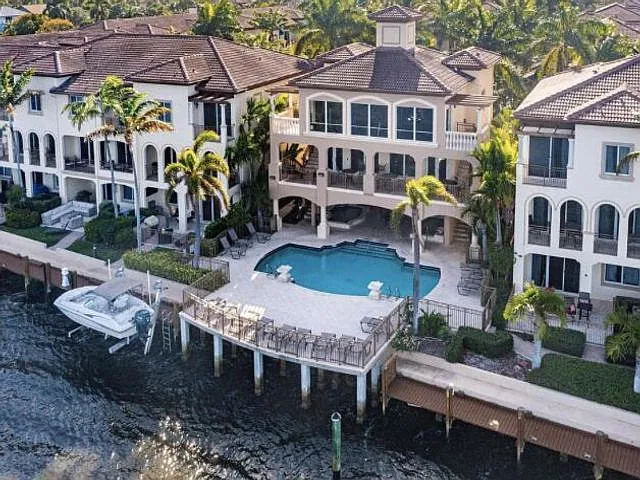 3042 Waterside Cir