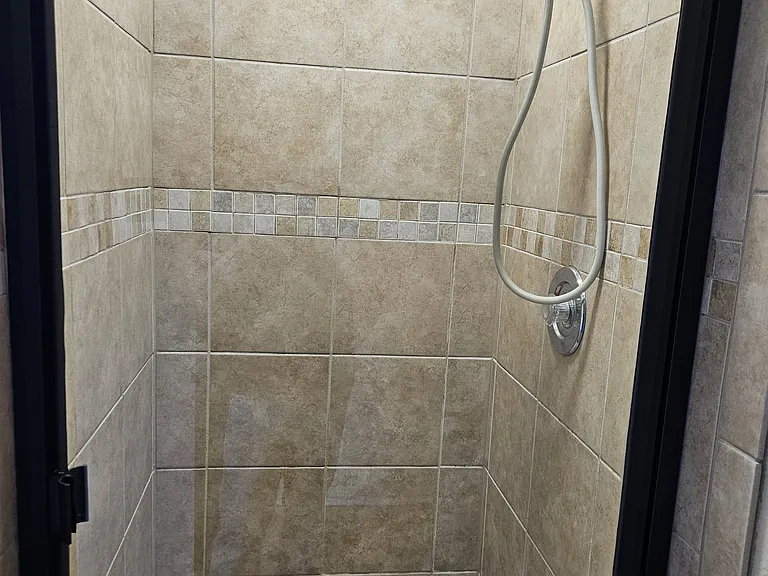 1012 Grand Central Pkwy — Photo 3