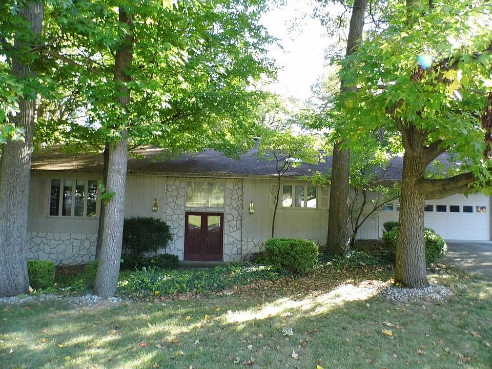 1st image of 3739 Capilano Dr