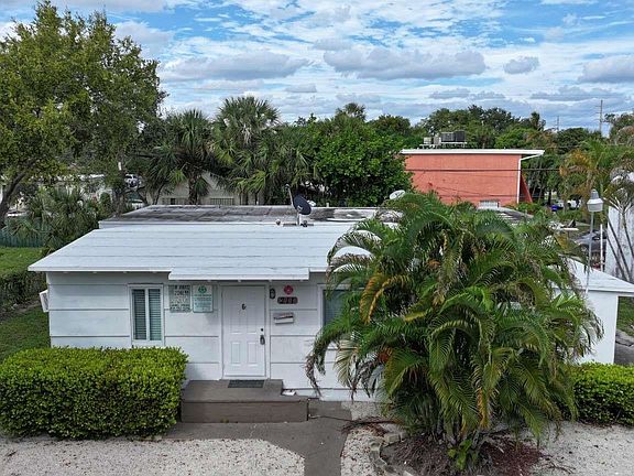3rd image of 211 SW 2nd Court