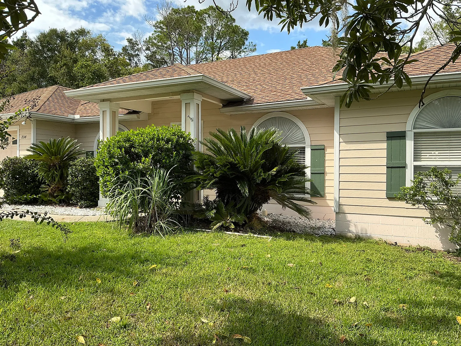 4 bed, 2300 sqft, $2,500 — Photo 2