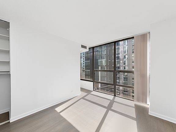 4th image of 230 E Ontario St APT 1604