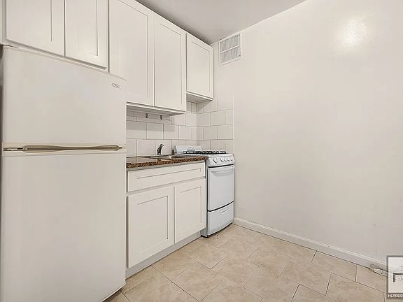3rd image of 404 W 51st St APT 1B