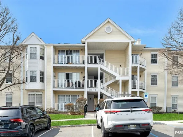 994 Boxwood Ct, Mahwah, NJ 07430