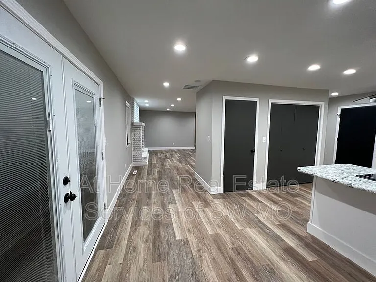 738 E Powell St — Photo 7
