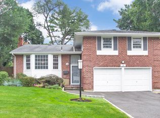 19 Avondale Rd, Plainview, NY 11803