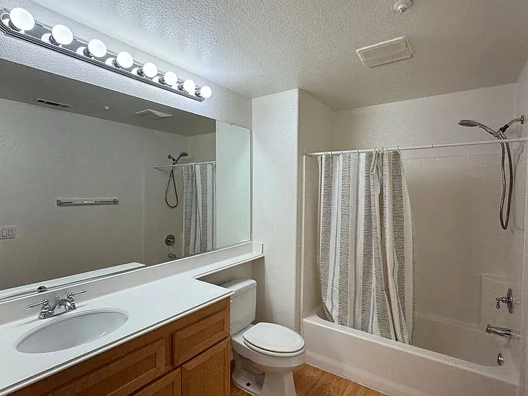 616 E Walnut St — Photo 8