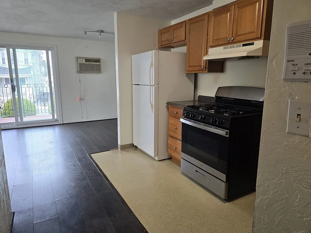 Building Photo - 45 Malden St #6