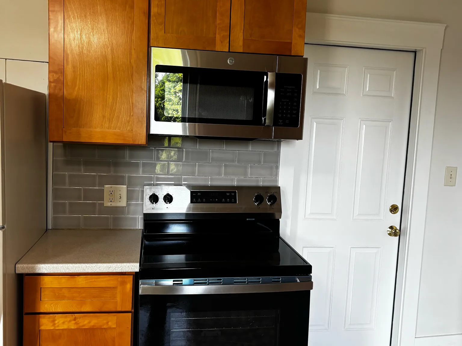 3 bed, 1.0 bath, 1500 sqft, $2,400 — Photo 2