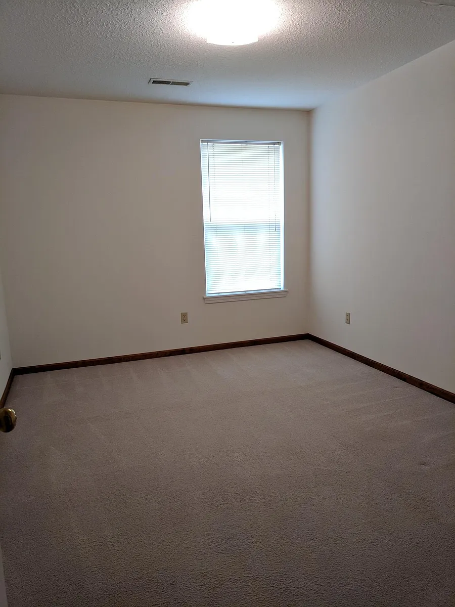 Building Photo - 120 Hollyridge Ln