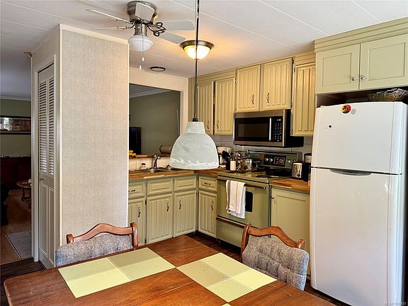 3rd image of 2157 Regent Rd #C3