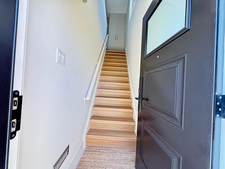 26 Cardrew St #COACH — Photo 2