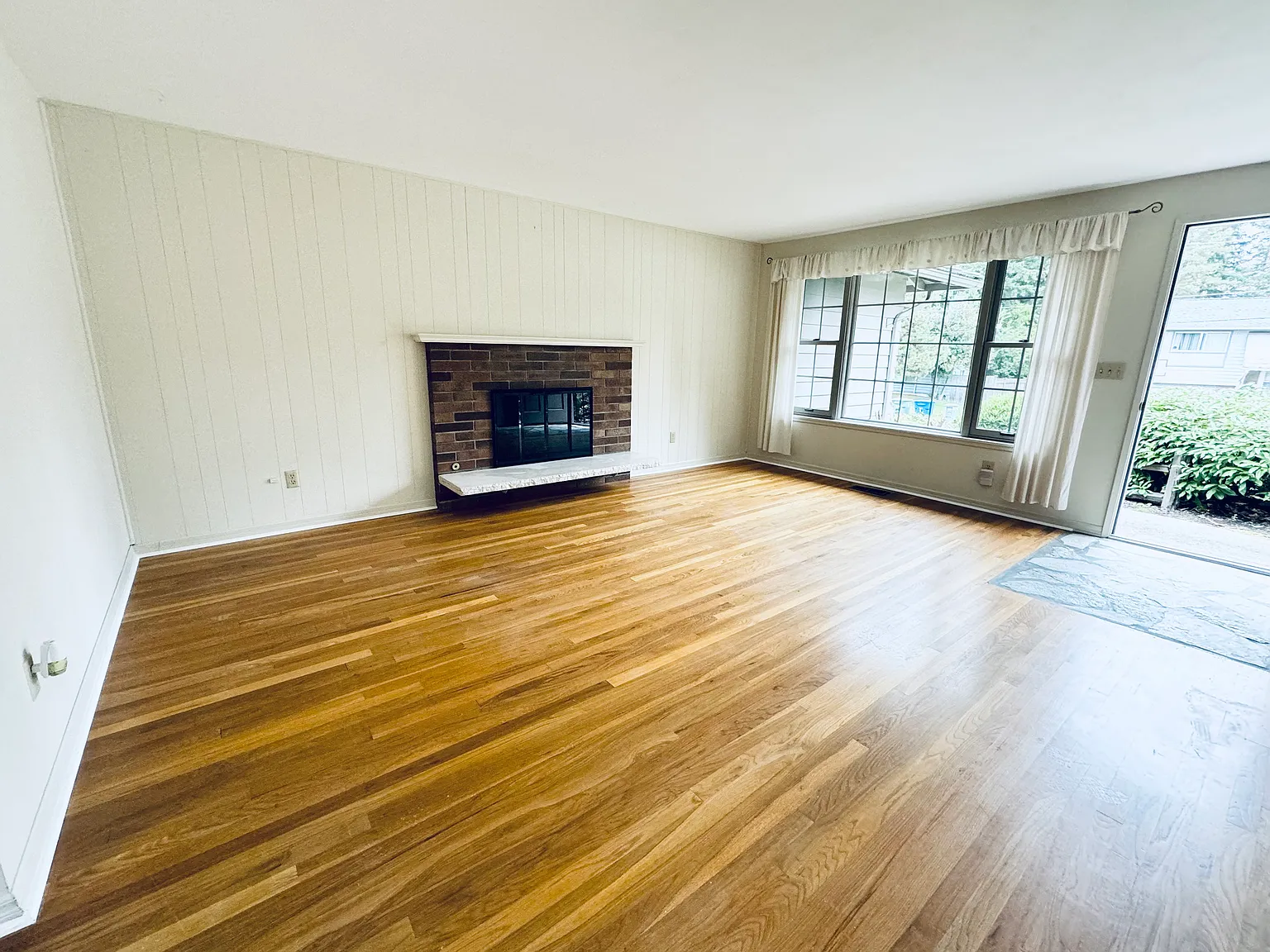 3 bed, 1.5 bath, 1250 sqft, $3,950 — Photo 2