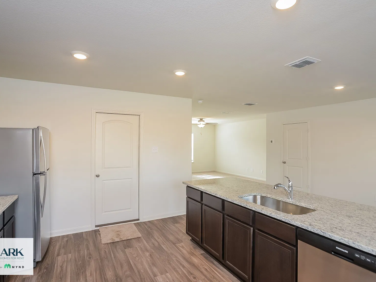 3 bed, 2.5 bath, 1428 sqft, $1,450 — Photo 3