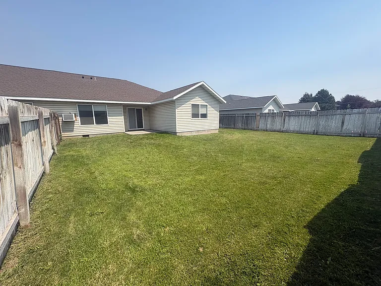 745 Caswell Ave W — Photo 3