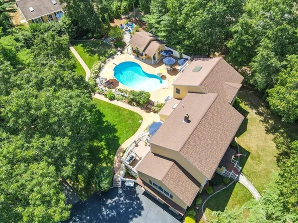 7 Holly Tree Ln, Wareham, MA 02571