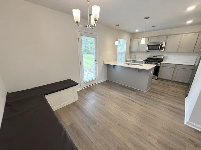 807 Coburg Ln — Photo 4
