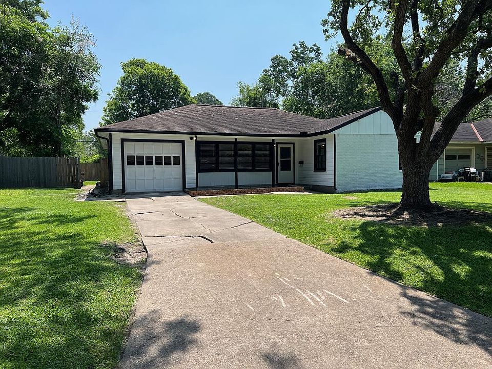 1st image of 214 S Pin Oak Dr